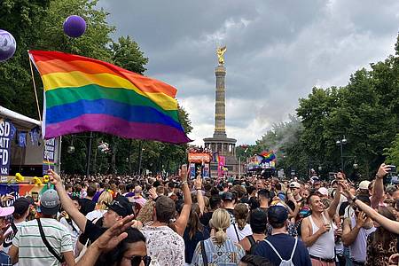 Anna Ross/dpa | Der Christopher Street Day ist in Berlin ein Großevent - diesmal ohne das Regenbogennetzwerk der Bundestagsverwaltung. (Archivbild)