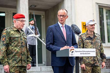 Michael Kappeler/dpa-Pool/dpa | Kanzler Merz warnt vor falschem Sicherheitsgefühl und verlangt mehr Verteidigungsanstrengungen. Begrüßt wurde der CDU-Politiker von Carsten Breuer (l), Generalinspekteur der Bundeswehr, und Alexander Sollfrank (r), Befehlsh