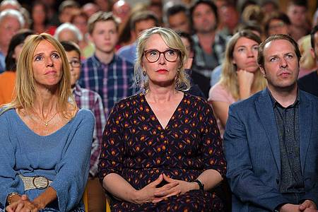 -/Weltkino/dpa | Sandrine Kiberlain (l-r) als Anne Poudoulec, Julie Delpy als Joelle Lesourd und Jean-Charles Clochet als Sebastien Lejeune in einer Szene des Films «Die Barbaren - Willkommen in der Bretagne» (undatierte Filmszene). 