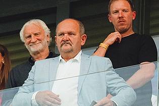 Robert Nemeti/dpa | Bundestrainer Julian Nagelsmann (r) sah den spannenden Kampf um den EM-Titel im Stadion.