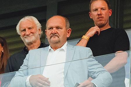Robert Nemeti/dpa | Bundestrainer Julian Nagelsmann (r) sah den spannenden Kampf um den EM-Titel im Stadion.