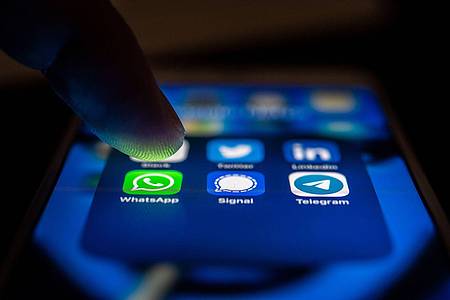Zacharie Scheurer/dpa-tmn | Wer ChatGPT in Whatsapp als Chatbot nutzt, kann darüber nun auch Bilder generieren lassen.