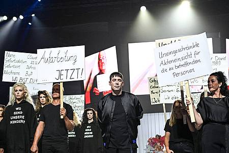 Jens Kalaene/dpa | Die Show zu Kilian Kerners neuer Kollektion sieht teils aus wie eine Demonstration. 