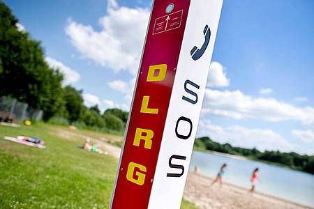 Hauke-Christian Dittrich/dpa | Die Gefahren beim Baden sollten ernst genommen werden. (Archivbild)