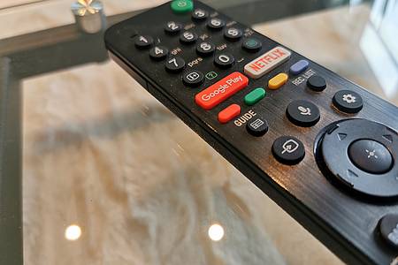 TV-Fernbedienung liegt auf einem Tisch