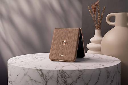 Motorola/dpa-tmn | Nie wieder Fingerabdrücke: Die Rückseite des Razr 60 Ultra besteht bei der Modellvariante «Mountain Trail» tatsächlich aus Holz.
