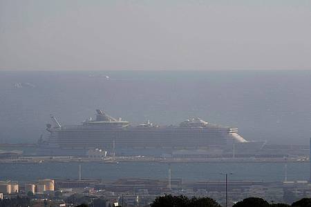 Lewis Joly/AP/dpa | Noch ist der riesige Brand bei Marseille nicht gelöscht.