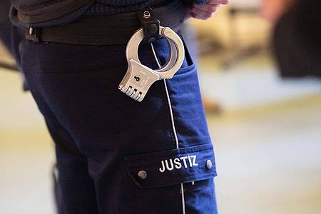 Benjamin Westhoff/dpa | Bei der Flucht aus dem Gerichtssaal verletzte der Straftäter einen JVA-Beamten. (Symbolbild)