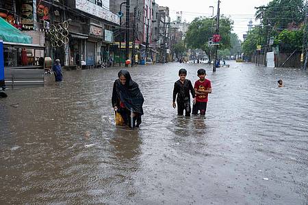 K.M. Chaudary/AP/dpa | Der Monsun bringt in Pakistan starke Regenfälle mit sich.