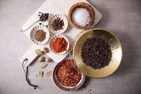 Christin Klose/dpa-tmn | Zur Grundausstattung in der Küche gehören Salz, schwarzer Pfeffer, Chili-Flocken, Paprika edelsüß oder geräuchert, Kümmel, Nelken, Wachholderbeeren, Lorbeer und Muskatnuss.