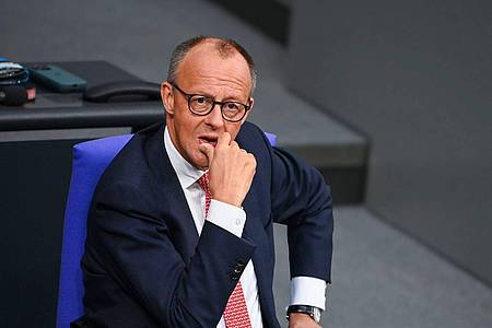 Katharina Kausche/dpa | Kanzler Friedrich Merz (CDU) bei der Generaldebatte zum Haushalt des laufenden Jahres im Bundestag.