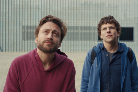 Kieran Culkin und Jesse Eisenberg in A Real Pain auf Disney+.