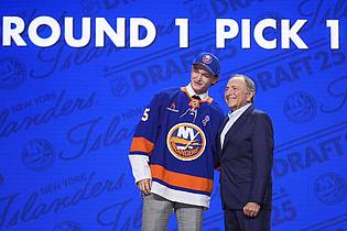 Damian Dovarganes/AP/dpa | Der an Nummer eins im Draft ausgewählte Matthew Schaefer (l) und NHL-Chef Gary Bettman