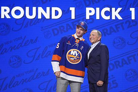 Damian Dovarganes/AP/dpa | Der an Nummer eins im Draft ausgewählte Matthew Schaefer (l) und NHL-Chef Gary Bettman