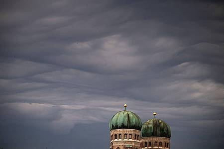 Peter Kneffel/dpa | Wolken bestimmen in Teilen Deutschlands das Bild in den kommenden Tagen. 