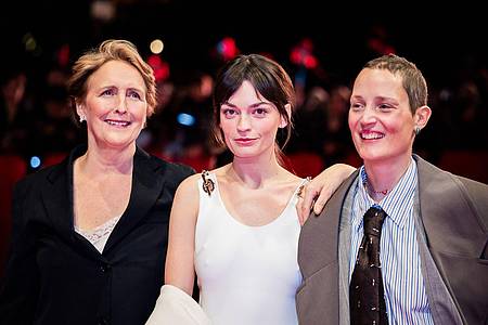 Christoph Soeder/dpa | «Hot Milk» mit Fiona Shaw, Emma Mackey und Vicky Krieps (l-r) wurde bei der diesjährigen Berlinale gezeigt. (Archivbild)