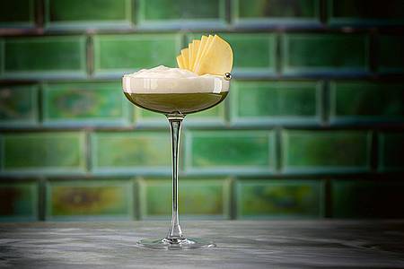 Daniel Esswein/dpa-tmn | Der Tocktail «Adam & Eva» besteht aus 10 cl grünem Jasmintee, 2 cl Apfelsirup, 2 cl Verjus und wird mit Mandarinenschaum serviert.