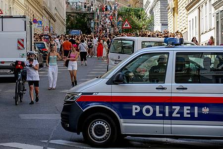 Heinz-Peter Bader/AP/dpa | Ein Polizeiauto steht in der Nähe von versammelten «Swifties», nachdem im Sommer 2024 Konzerte abgesagt wurden aus Angst vor einem Terroranschlag. (Archivbild) 