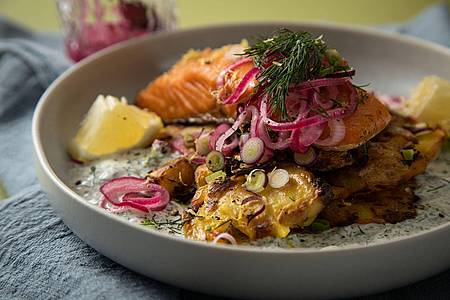 Christin Klose/dpa-tmn | Eingelegte rote Zwiebeln toppen den Schweden-Salat mit crispy smashed Potatoes und Lachs.