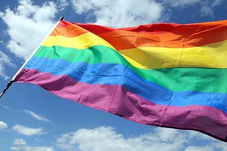 Wolfgang Kumm/dpa | Die Grünen finden: Die Regenbogenflagge soll am CSD auf dem Reichstag aufgezogen werden. (Archivbild)