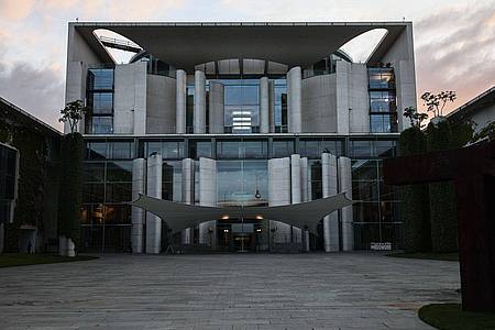 Hannes P. Albert/dpa | Im Kanzleramt wollen am Nachmittag Vertreter von Bund und Ländern zusammenkommen.