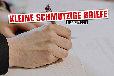 Hand hält Stift und schreibt