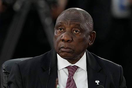 Eraldo Peres/AP/dpa | Ramaphosa richtet eine Kommission ein, die die Vorwürfe gegen den Polizeiminister untersuchen soll. 