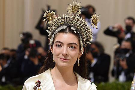 Evan Agostini/Invision via AP/dpa | Lorde gilt nicht nur als Ausnahmekünstlerin, sondern auch als Fashion-Ikone. (Archivfoto) 