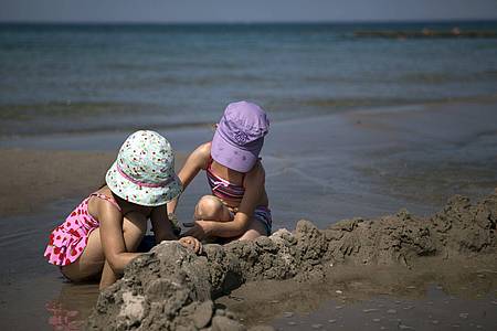 Silvia Marks/dpa-tmn | Eine Kopfbedeckung schützt nicht nur Kinder vor Sonne und Hitze.