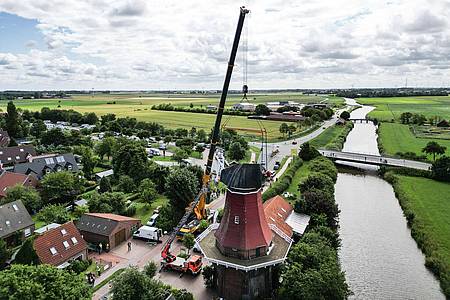 Lars Penning/dpa | Blick auf das Greetsieler Wahrzeichen, die Rote Windmühle. (Luftaufnahme mit einer Drohne).