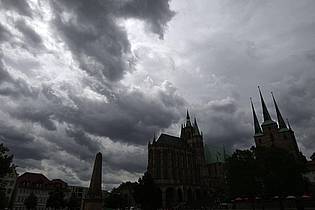 Martin Schutt/dpa | Blick auf den Erfurter Domplatz. Nach einem Montag mit starken Unwettern bleibt es am Dienstag wolkig, dafür wird es etwas milder.