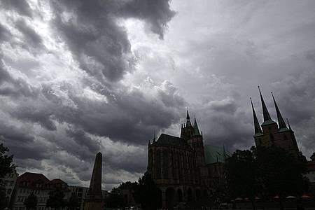 Martin Schutt/dpa | Blick auf den Erfurter Domplatz. Nach einem Montag mit starken Unwettern bleibt es am Dienstag wolkig, dafür wird es etwas milder.