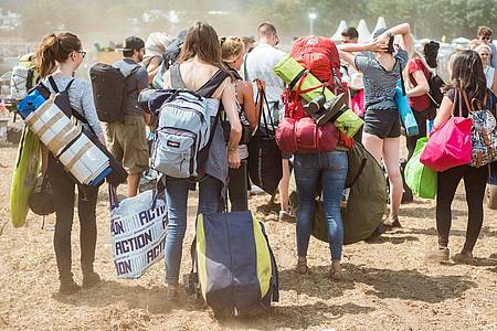 Mohssen Assanimoghaddam/dpa | Festival mit Gepäck: Im Idealfall sollte man nicht mehr als 10 bis 15?Prozent des Körpergewichts auf dem Rücken tragen.