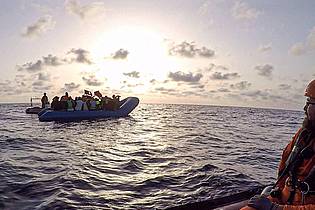 Pavel D. Vitko/Sea-Eye/dpa | Immer wieder retten zivile Organisationen Flüchtlinge von überfüllten Schlauchbooten. (Archivbild)