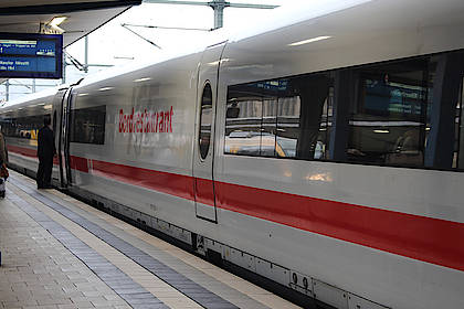 ICE steht im Bahnhof