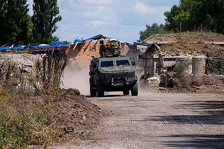 Evgeniy Maloletka/AP/dpa | In der Region Sumy im Nordosten der Ukraine gibt es seit Monaten schwere Kämpfe. (Archivbild)