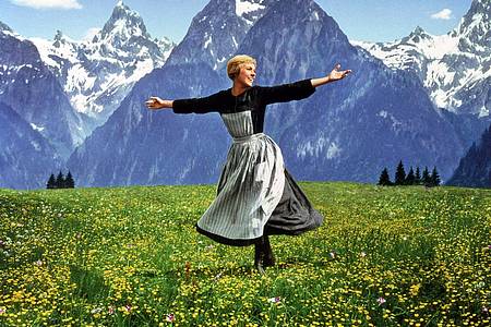 -/Disney+/dpa | Die berühmte Szene aus «The Sound of Music» («Meine Lieder, meine Träume») mit Julie Andrews auf einer Alpenwiese.