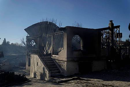 Thanassis Stavrakis/AP/dpa | Bei Athen wurden 13 Häuser von einem Großbrand stark beschädigt, manche sogar völlig zerstört.