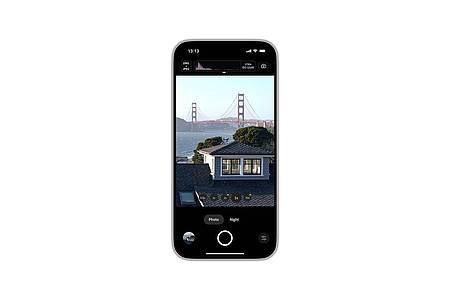 Adobe/dpa-tmn | Project Indigo auf einem iPhone 16 Pro Max: Oben über dem Sucherbild sind das Live-Histogramm, der ISO-Wert und die Belichtungszeit zu erkennen.