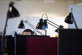 Sebastian Gollnow/dpa/dpa-tmn | Alle warten: Hängt das IT-System, müssen Beschäftigte oft ihre Arbeit pausieren. Auf ihre Arbeitszeit hat das in der Regel keinen Einfluss.