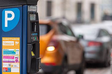 Monika Skolimowska/dpa/dpa-tmn | Vorsicht vor gefälschte QR-Codes an Parkscheinautomaten: Die könnten von Betrügern dahin geklebt worden sein.