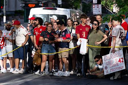 Sven Hoppe/dpa | Bayern-Anhänger warten vor dem Teamhotel in Cincinnati auf die Münchner Stars wie Jamal Musiala.