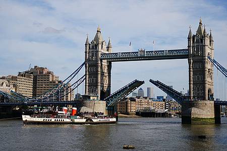 Victoria Jones/PA Wire/dpa | Die Tower Bridge in London wird manchmal fälschlich als London Bridge bezeichnet. Auch Sängerin Fergie trug mit ihrem Musikvideo zum Missverständnis bei.