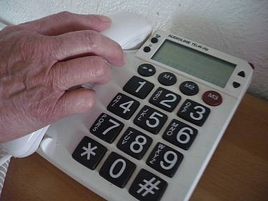 Alte Frau geht ans Telefon