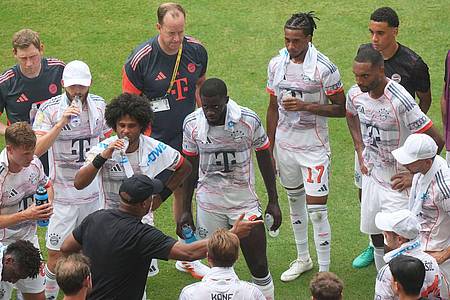 Marta Lavandier/AP/dpa | Bei der Club-WM - hier zu sehen Spieler des FC Bayern - gab es immer wieder Trinkpausen zur Erholung. 