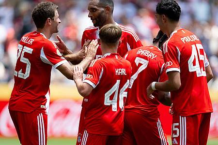 Sven Hoppe/dpa | Beim Torjubel gegen Auckland muss Lennart Karl (Nr. 46) noch den prominenten Teamkollegen gratulieren, wie hier Thomas Müller (l) nach dem Treffer zum 10:0. 