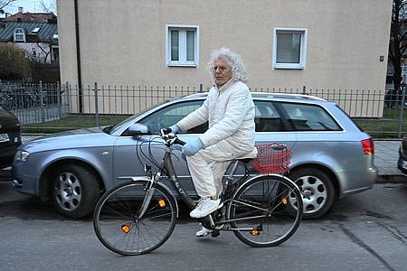Felix Hörhager/dpa | Langhans fährt gerne Fahrrad, hier in München-Schwabing. (Archivbild)