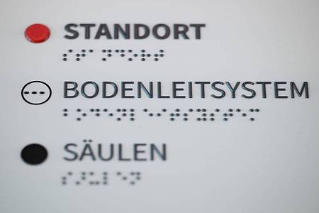 Sebastian Kahnert/dpa | Öffentliche Gebäude sind häufig mit Informationen in Brailleschrift ausgestattet - wie hier in Dresden.