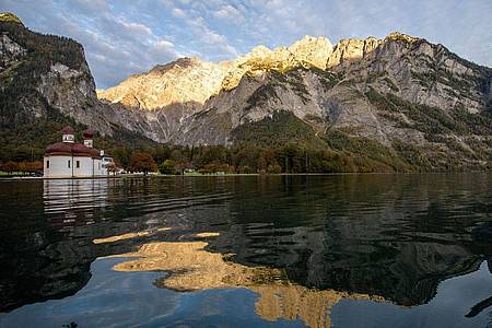 Lino Mirgeler/dpa | Die Kapelle St. Bartholomä am Königssee vor dem Watzmann. (Archivbild)