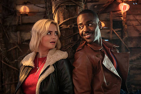 Ncuti Gatwa und Millie Gibson als 15. Doctor und seine Gefährtin Ruby Sunday.
